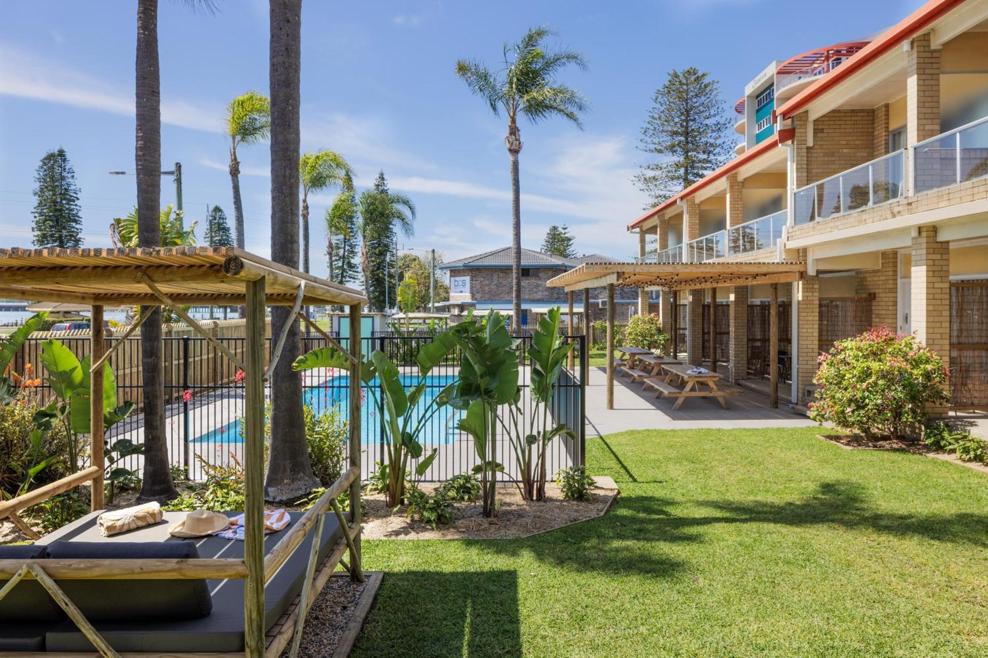 South Pacific Palms Motor Inn Tuncurry Exterior photo